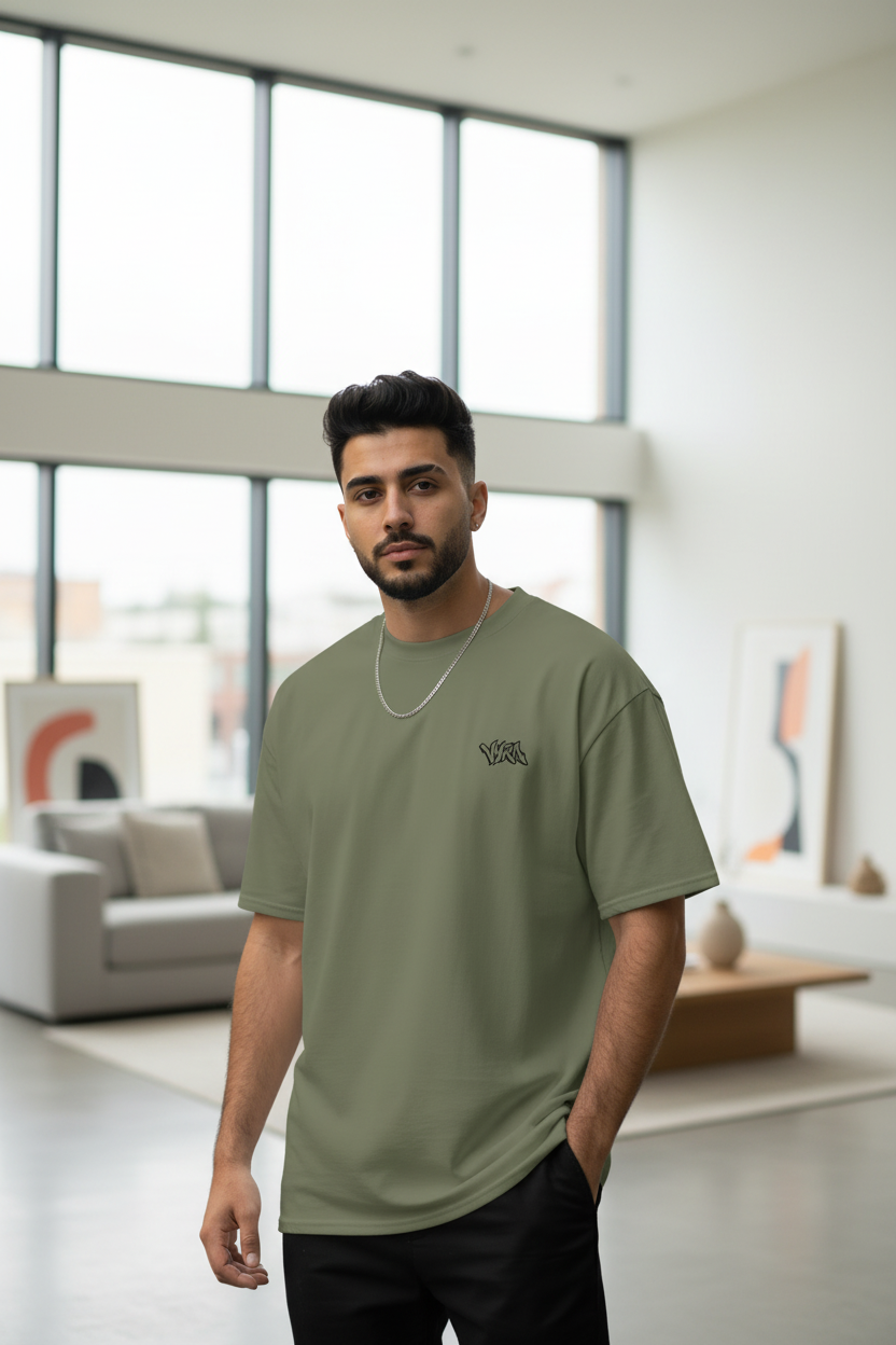 Close-up du tee-shirt porté dans une maison moderne