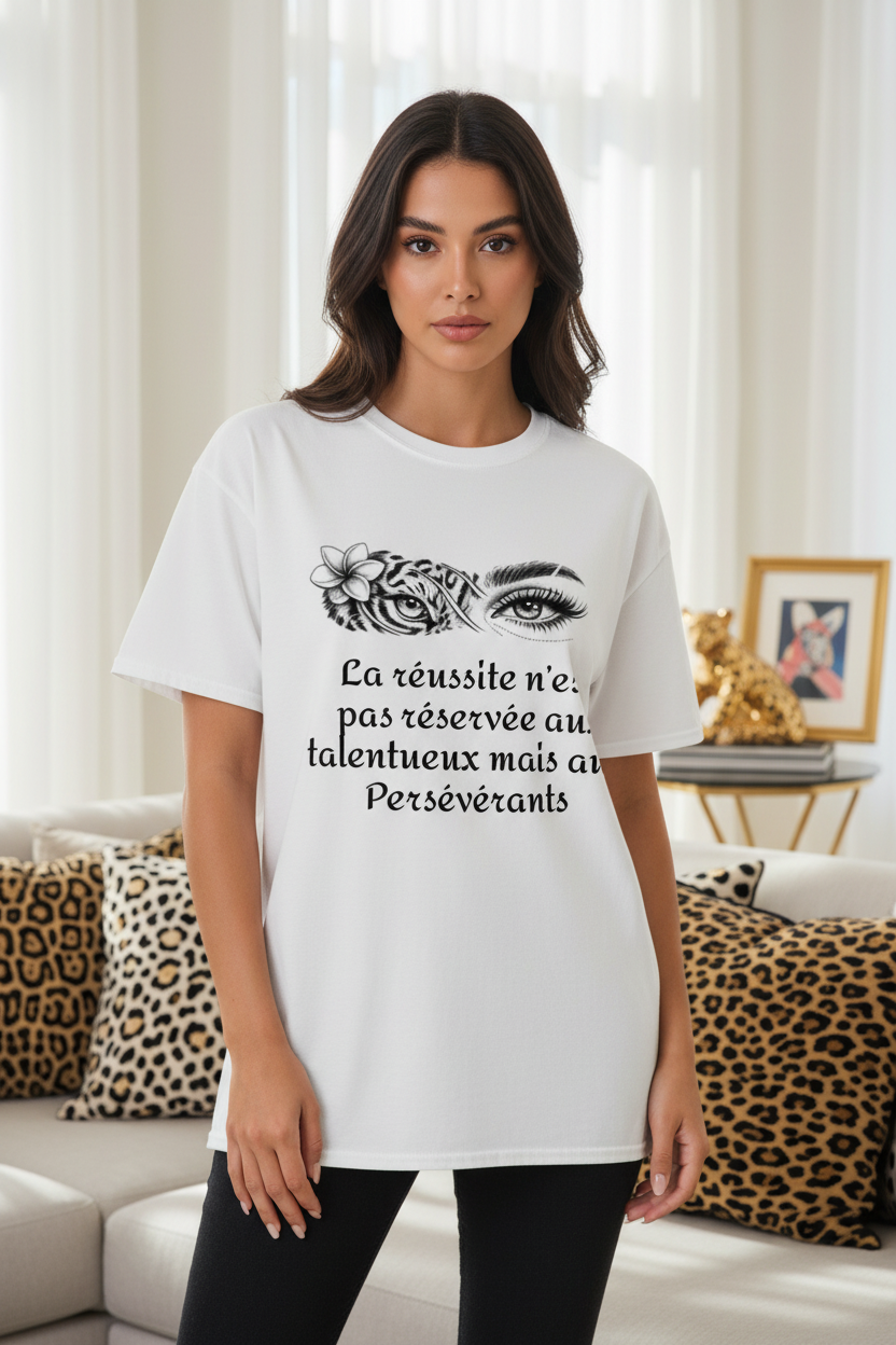 Femme portant le T-shirt blanc VYRA dans un intérieur luxueux léopard