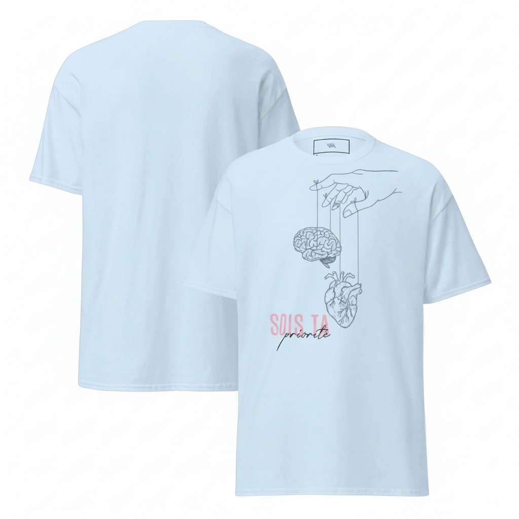 Tee-shirt light blue – fond blanc