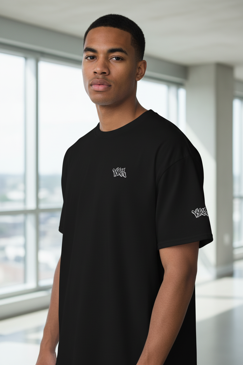 VYRA ESSENTIALS — T-shirt entier gros plan